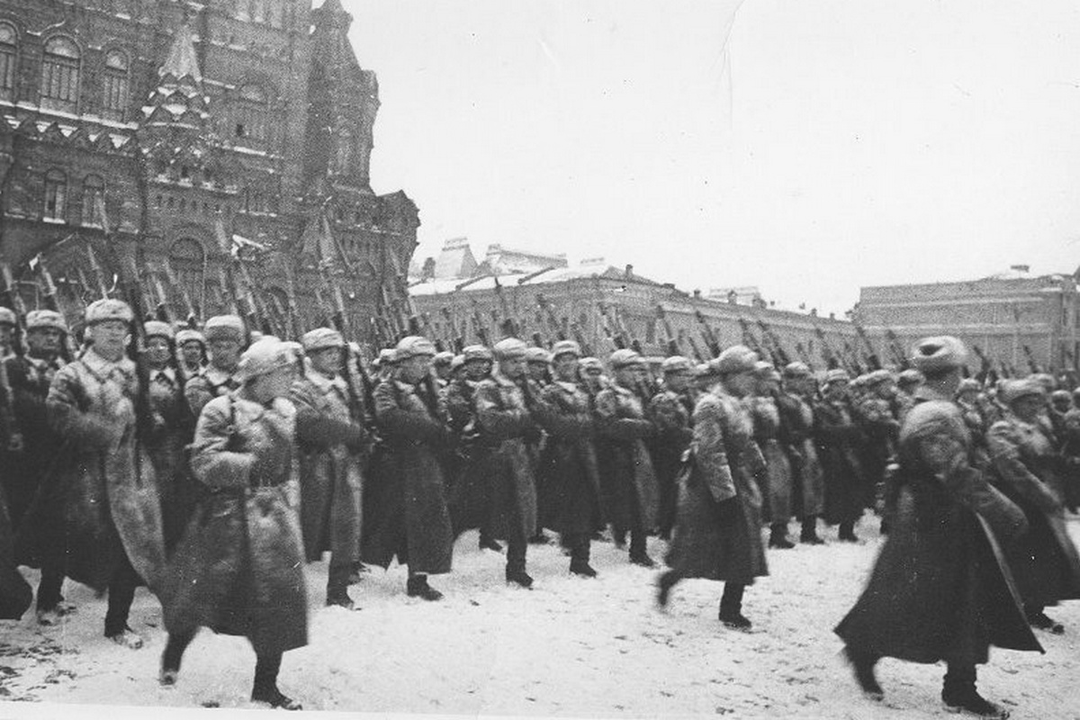 В каких городах россии проходил парад 1941. Парад 7 ноября 1941 года. Парад 7 ноября 1941 года в Москве на красной площади. Сталин на параде 1941 года на красной площади. ВОВ 1941 битва за Москву парад.